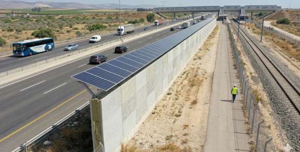 קיר אקוסטי לצד כביש עם אפשרות לשילוב פאנלים סולאריים
