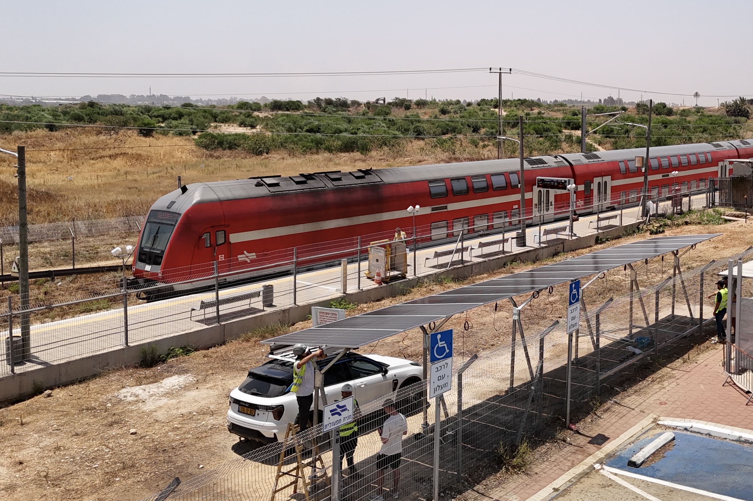 תשתית גדר סולארית באתר רכבת ישראל