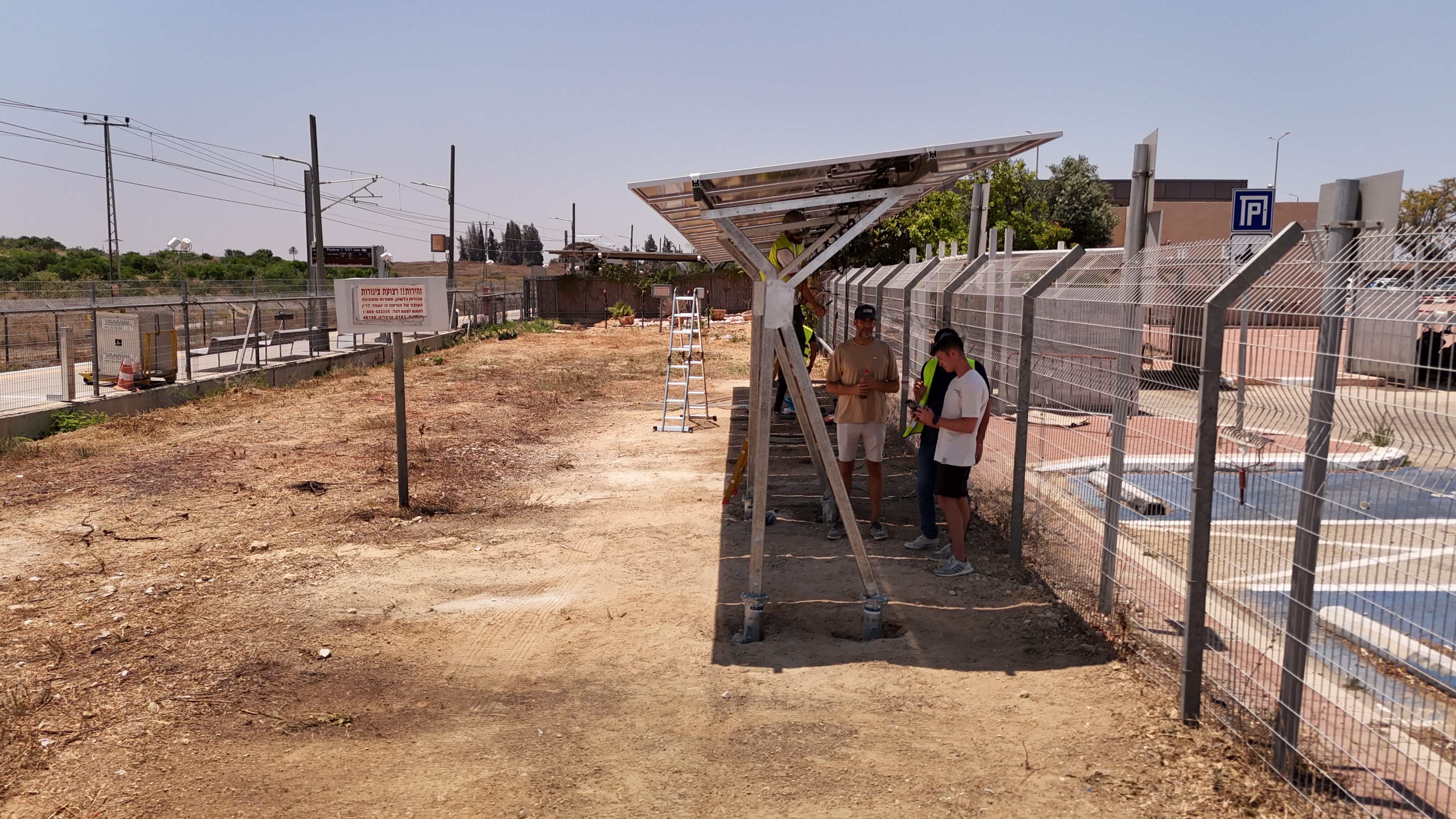 מערכת PV מחוברת לגדר סולארית פעילה באתר רכבת ישראל