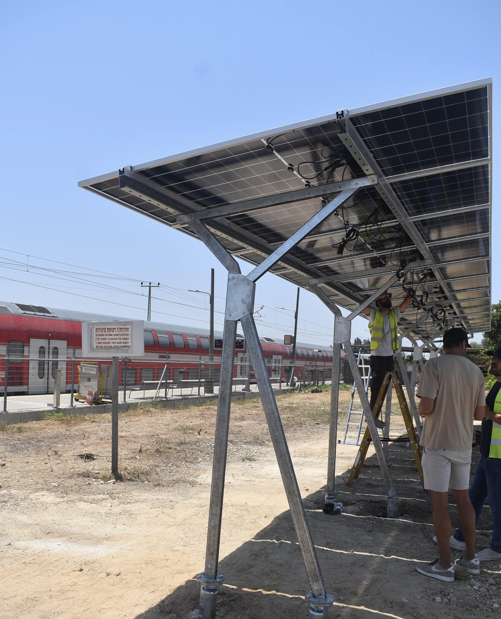 קונסטרוקציה של גדר סולארית עם מערכת PV
